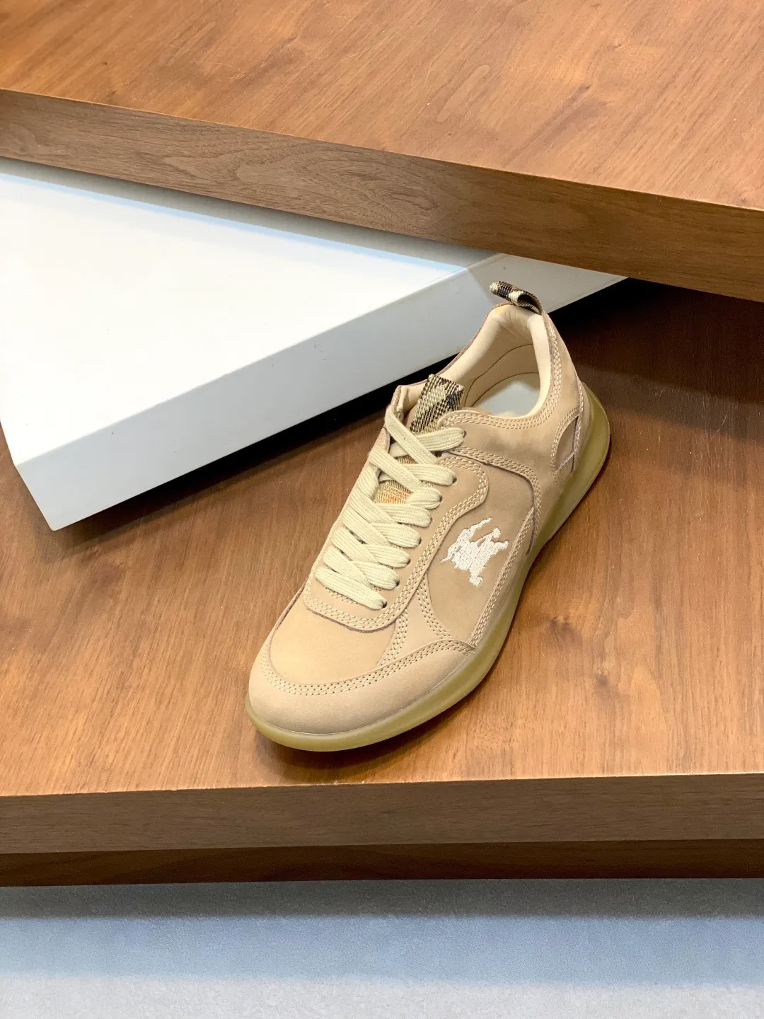Men's men's shoes 💰660 𝐁𝐔𝐑𝐁𝐄𝐑𝐑𝐘# Burberry's new war horse plaid casual sneakers, new terrace casual sneakers·Burberry (Burberry) classic elements, super comfortable shoes··Knight blue non-slip soles. Finally I saw the latest diagonal checkered sneakers. The colors are really good-looking and can be matched with any way. Sneakers in cotton blend. Crafted in an Italian workshop, it features a worsted Burberry check pattern. Featuring a mesh lining and checkered laces, the rubber sole features the archive Burberry monogram. From Burberry's iconic collection, these wardrobe staples are interpreted with the brand's signature style. The round toe and tongue are embellished with the Equestrian Knight logo (EKD) label, leather insole, and the sole is embellished with the Burberry letter logo size: 38-44 (customized for 45 and 46)